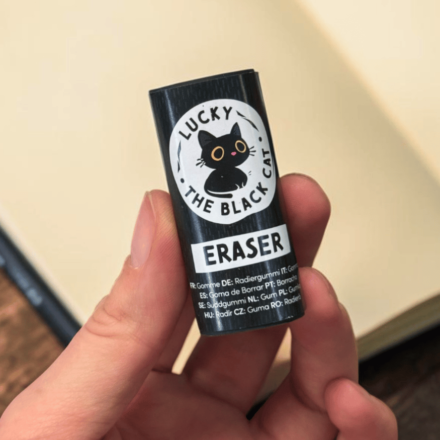 Kleine schwarze Katze als Radiergummi