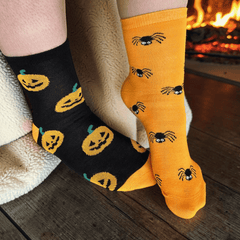 Halloween Socken mit grinsenden Kürbissen & Spinnen