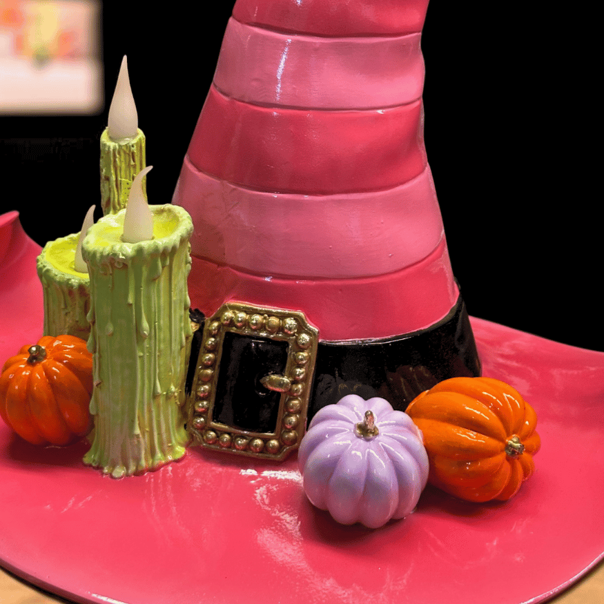 XXL LED Hexenhut Tischdeko Halloween mit Kerzen und Kürbissen