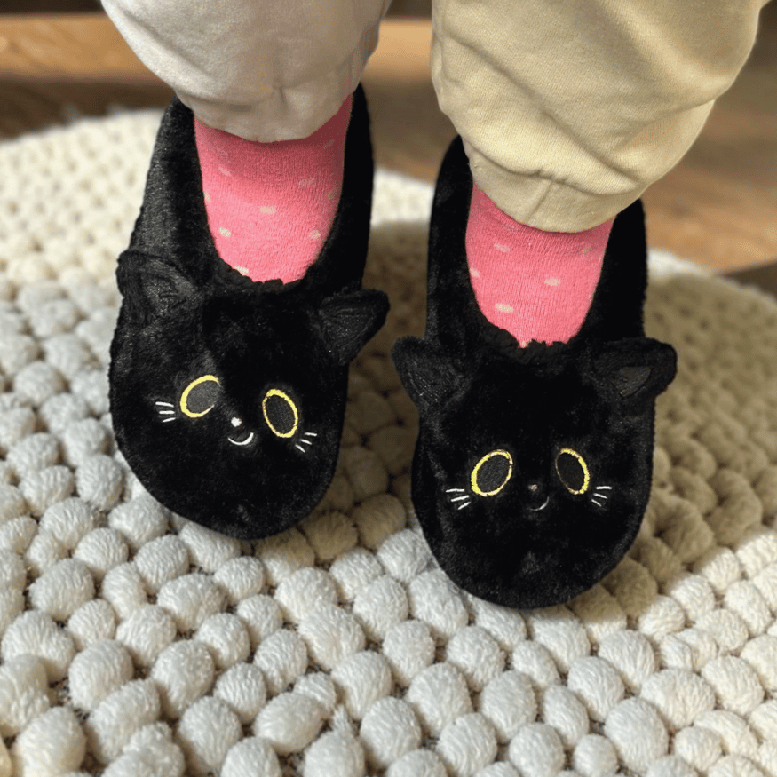 Schwarze Katze - Plüsch-Hausschuhe mit Katzengesicht