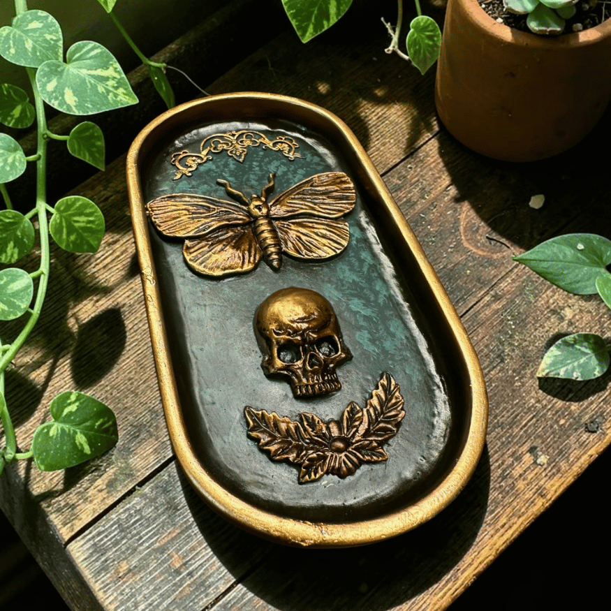 Räucherstäbchenhalter Totenkopf – Gotischer Halter mit Motte