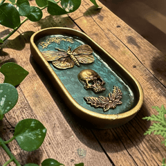 Räucherstäbchenhalter Totenkopf – Gotischer Halter mit Motte