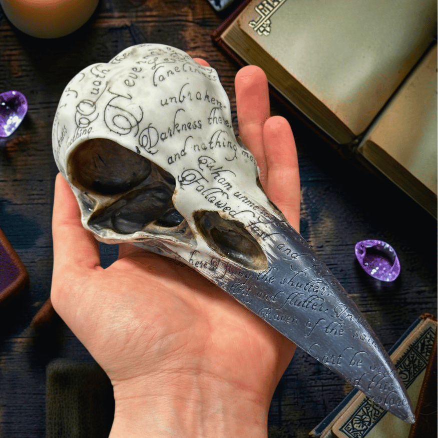 Raben Totenkopf Figur – Gothic Deko mit Poe-Gravur