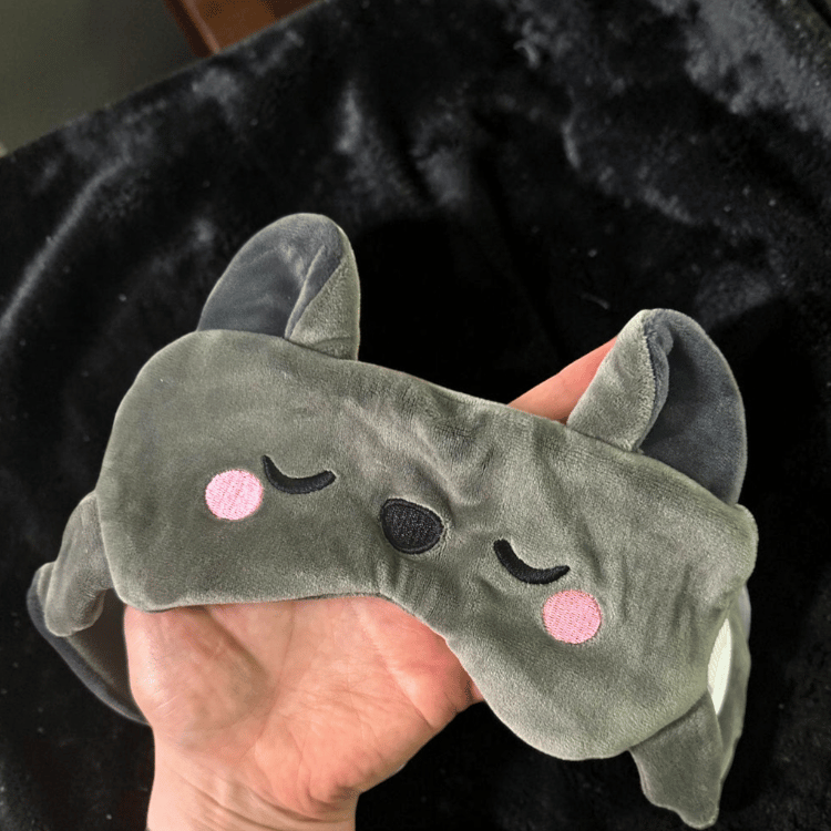 Fledermaus Reisekissen mit Schlafmaske – Magischer Reisebegleiter