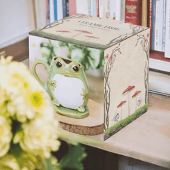 Frosch-Tasse auf Seerosenblatt