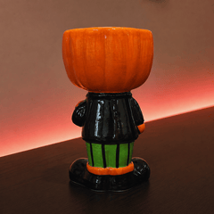 Halloween-Blumentopf mit Kürbiskopf und Anzug