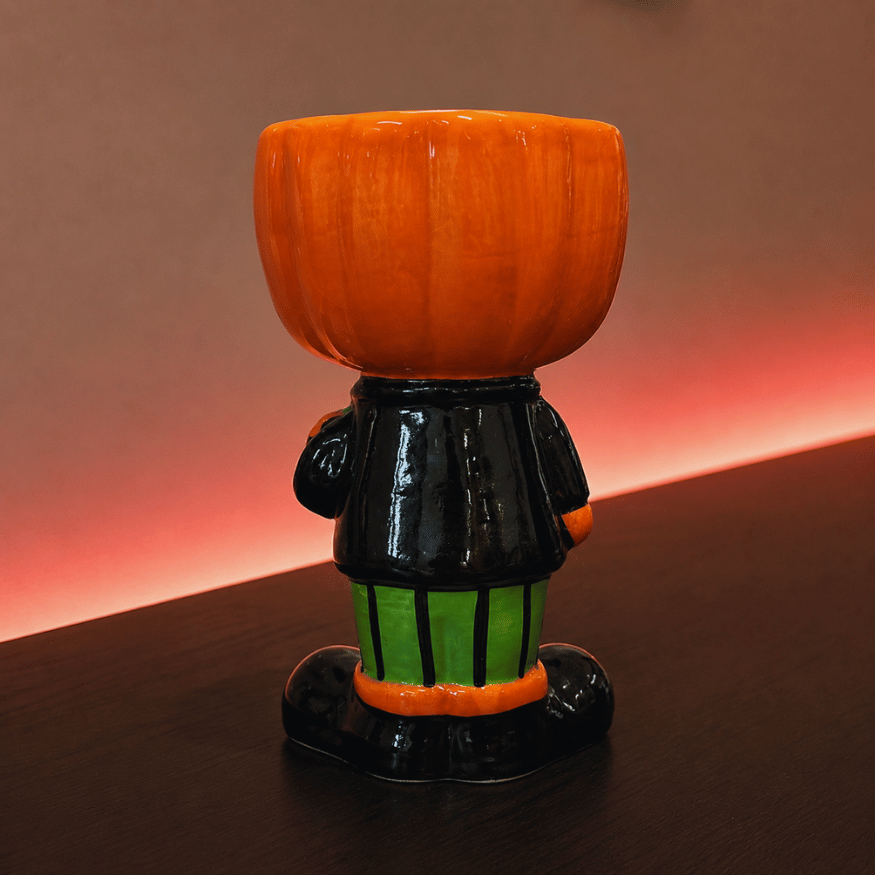 Halloween-Blumentopf mit Kürbiskopf und Anzug