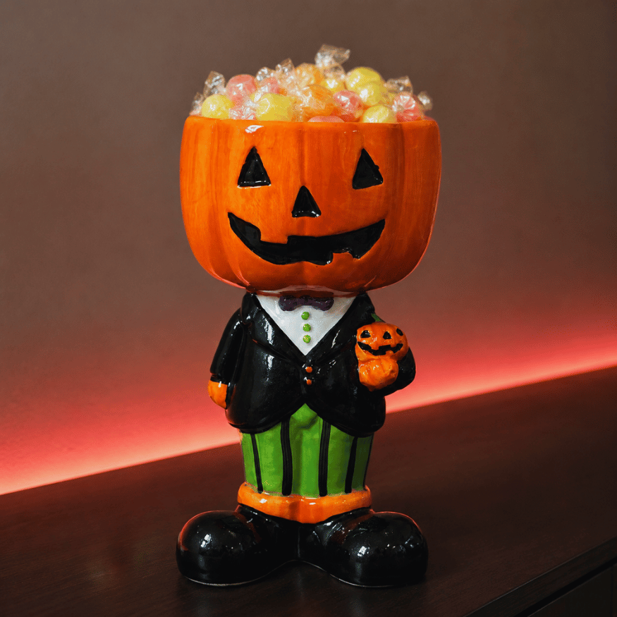 Halloween-Blumentopf mit Kürbiskopf und Anzug
