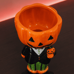 Halloween-Blumentopf mit Kürbiskopf und Anzug