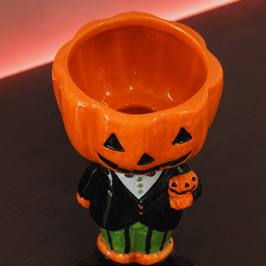 Halloween-Blumentopf mit Kürbiskopf und Anzug