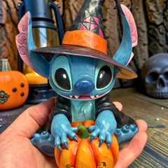 Disney Stitch als kleine Hexe mit Kürbislaterne