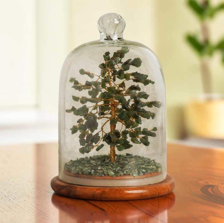 Kristallbaum mit Ritual-Charakter mit Glasglocke