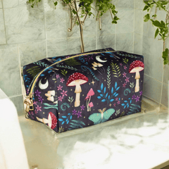 Kosmetiktasche mit dunklem Waldmotiv – Pilze, Mond & Magie