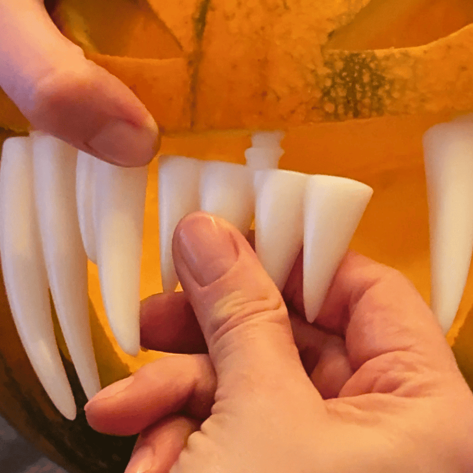 Leuchtende Kürbis Zähne – Spooky Optik für Halloween-Kürbisse