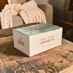 Kürbiskuchen-Duftkerze in rosafarbener Kuchenform
