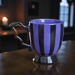 Gestreife Teetasse mit Fledermausflügel-Henkel