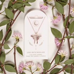 Luna-Motte Halskette – Symbolschmuck für Wandel & Intuition