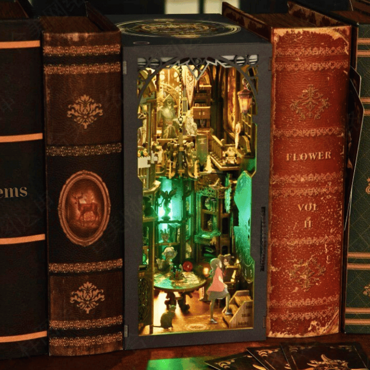 Book Nook Diorama – Leuchtende Miniaturwelt fürs Bücherregal (4 Designs zur Auswahl)