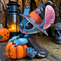 Disney Stitch als kleine Hexe mit Kürbislaterne