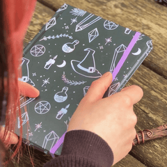 Notizbuch Crystal Witch – A5 Hexenbuch mit Kristallmotiv