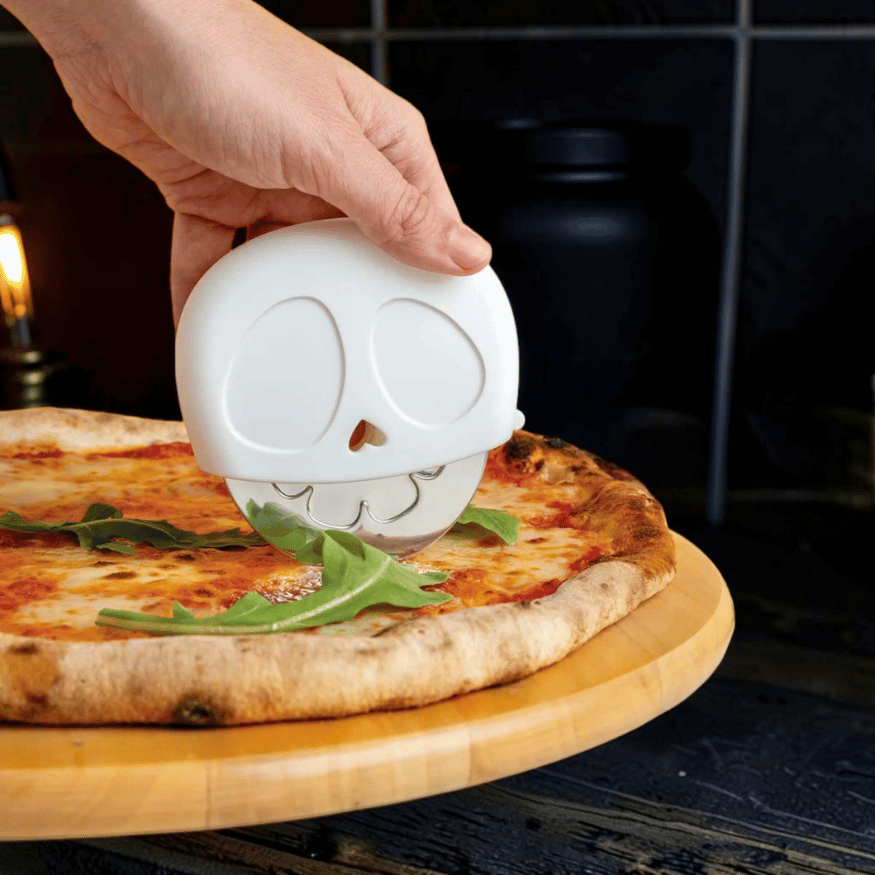 Pizzaschneider Totenkopf – Pizzaroller mit Klingenschutz aus Edelstahl OTOTO