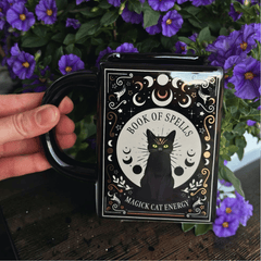Schwarze Katze Tasse Buchform – Witchy Buchtasse für Katzenliebhaber