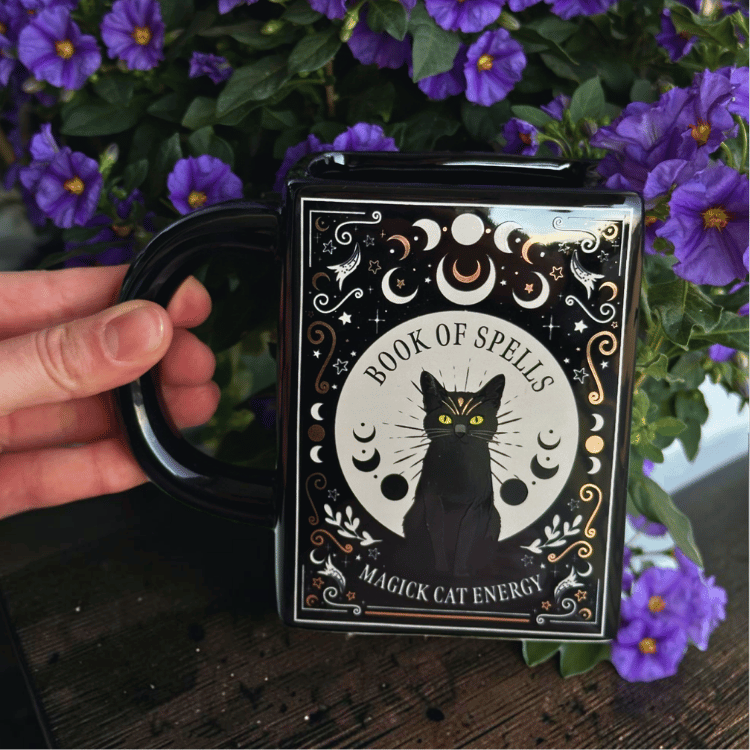 Schwarze Katze Tasse Buchform – Witchy Buchtasse für Katzenliebhaber