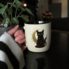Schwarze Katze Tasse mit Mond – Witchy Kaffeetasse für Katzenliebhaber