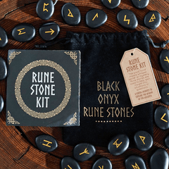 Runensteine Set aus schwarzem Onyx – 25 Viking Runen für Orakel und Deko