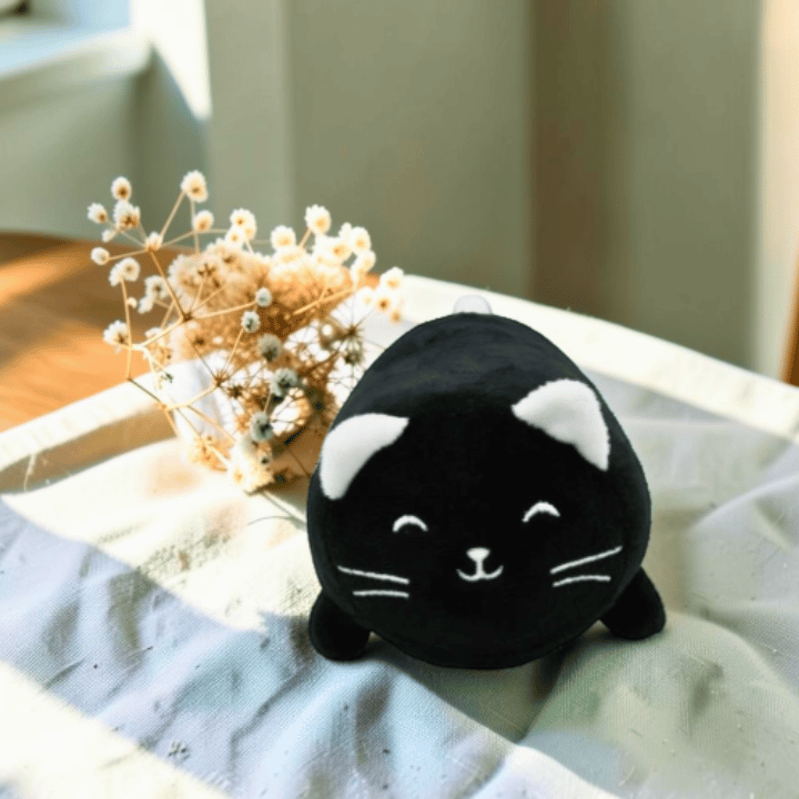 Luna – Schwarze Katze als Stressball und Bildschirmreiniger