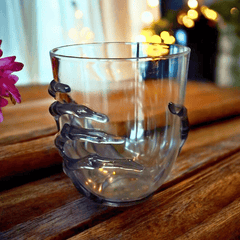 Skelettbecher mit schwarzer Knochenhand – Für spooky Drinks
