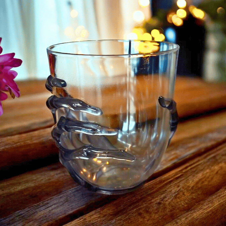 Skelettbecher mit schwarzer Knochenhand – Für spooky Drinks
