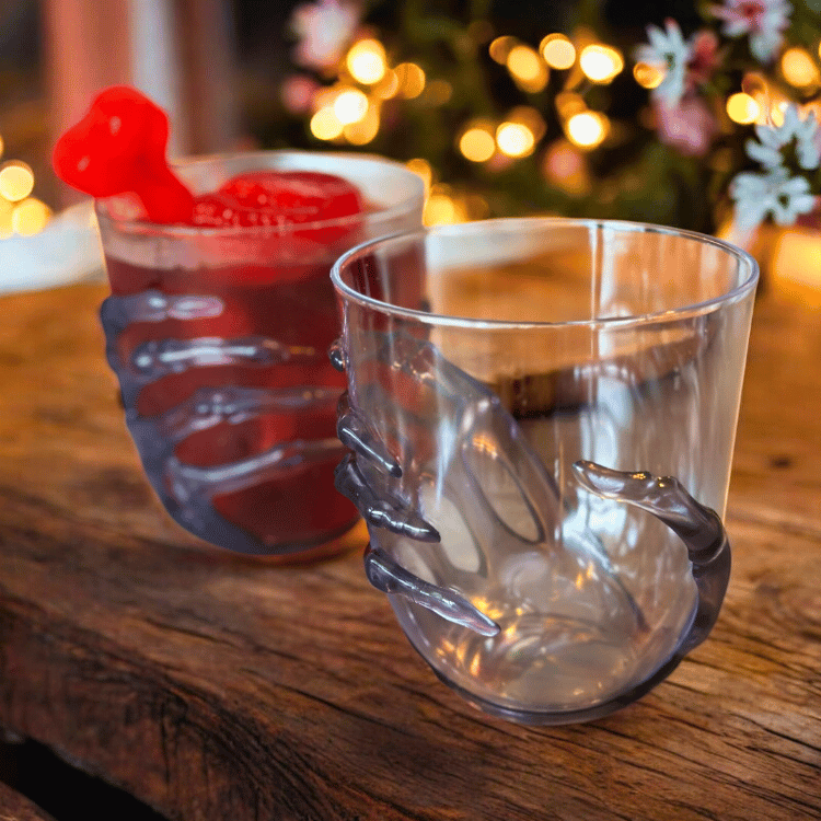 Skelettbecher mit schwarzer Knochenhand – Für spooky Drinks