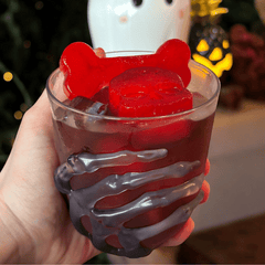 Skelettbecher mit schwarzer Knochenhand – Für spooky Drinks