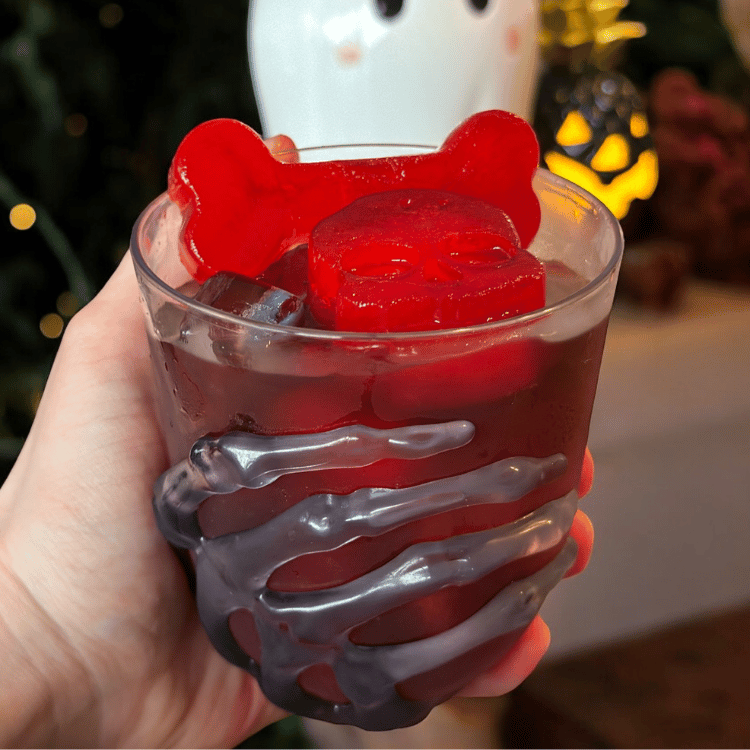 Skelettbecher mit schwarzer Knochenhand – Für spooky Drinks