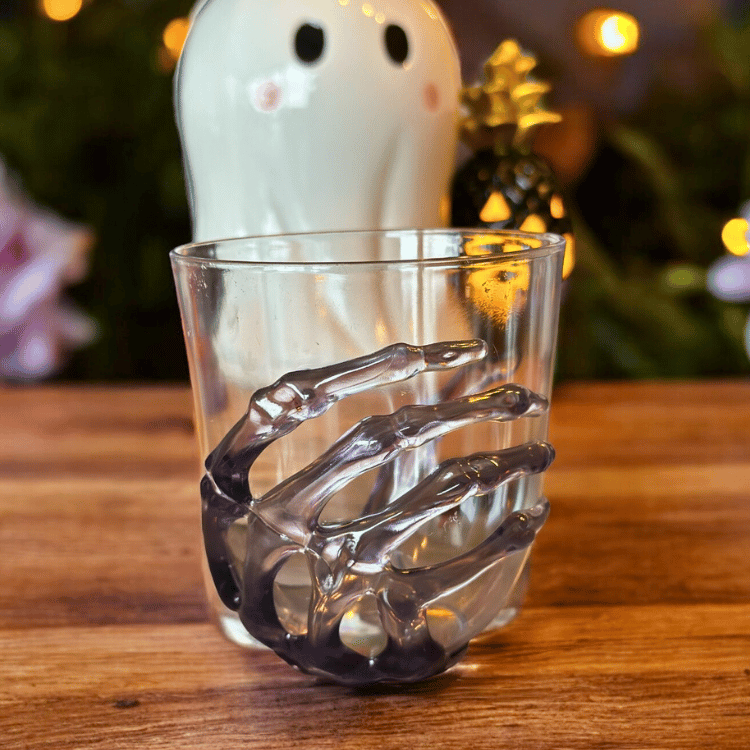 Skelettbecher mit schwarzer Knochenhand – Für spooky Drinks