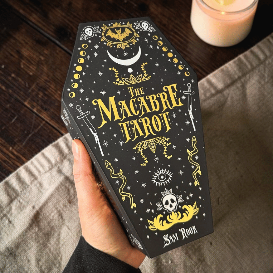 The Macabre Tarot – Tarotkarten Deck in Sargform für Dark Aesthetic Fans (Englisch)