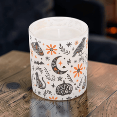 Vanille-Duftkerze mit mystischen Folklore-Motiven – 32 Stunden Brenndauer