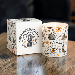 Vanille-Duftkerze mit mystischen Folklore-Motiven – 32 Stunden Brenndauer