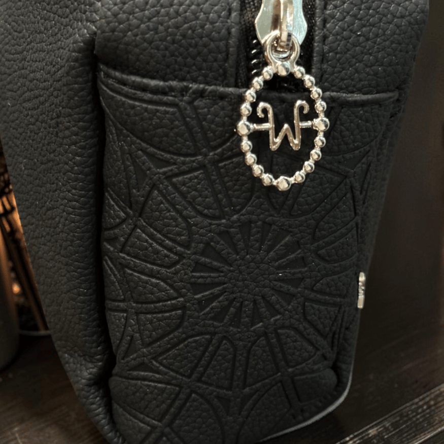 Wednesday Kosmetiktasche – für dunkle Alltagsrituale