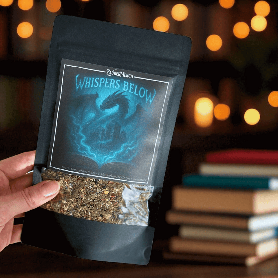 Whispers Below – Drachen Tee Holunder & Ingwer | Limitierter Booklover Tee