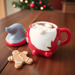 Wichtel Tasse mit Deckel – Weihnachtliche Keramiktasse in Rot & Grau