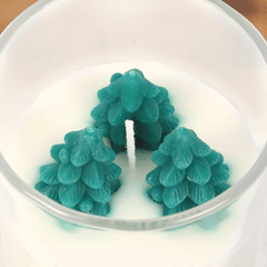 Winter Wunderland Kerze mit kleinen Tannenbäumen – filigranes Design