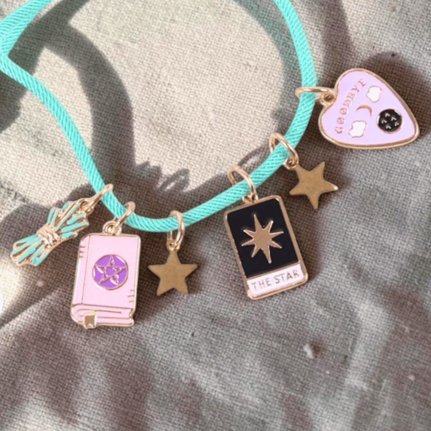 Witchy Charm-Armband mit Mini-Altar-Anhängern